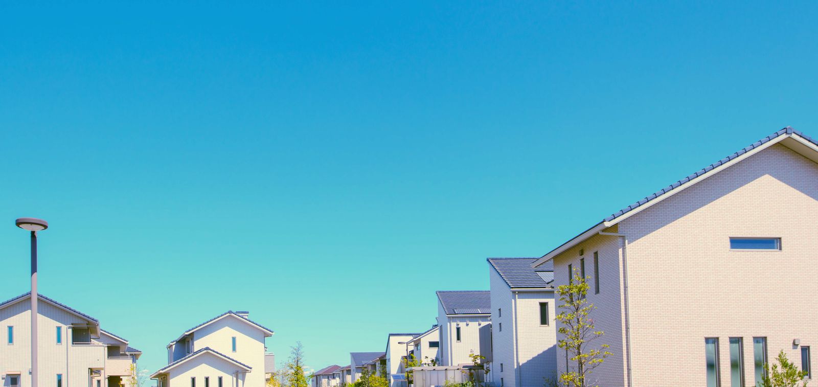 青空の下に並ぶ住宅街